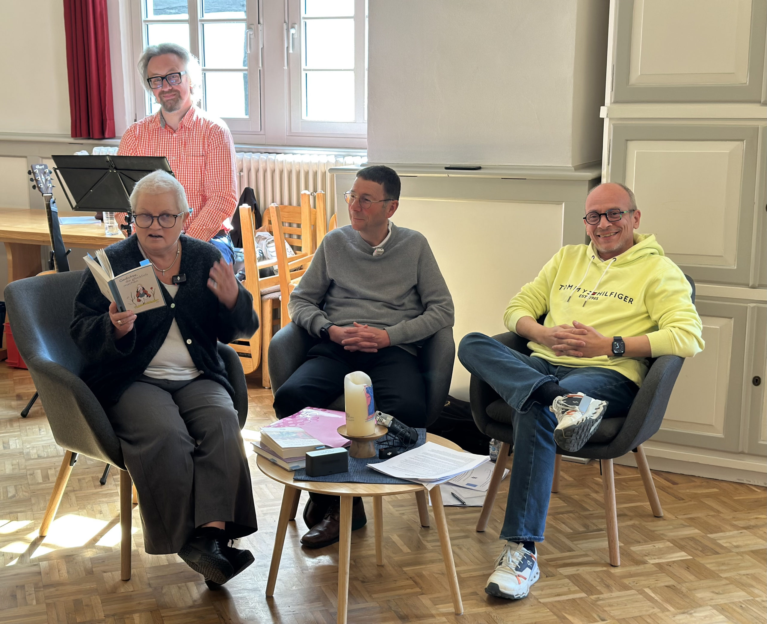 Texte von (v.r. ) von Boris Frohne, Peter Meurer, Silvia Kremer und Noten von Dirk Jung (hinten) bei der SEELEN-SUPPE im Kolpinghaus